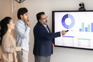 infografic cu formula cifrei de afaceri și explicații despre ce indică pentru un plătitor de TVA